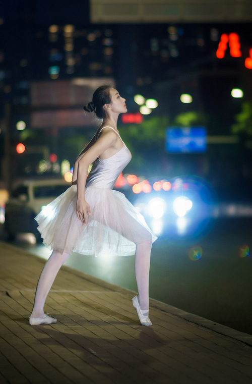 掌控之战，东契奇导演胜局，湖人生死关头擒篮网